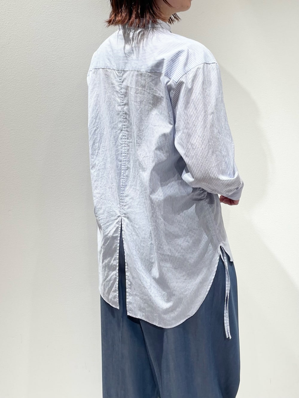 ブルー系のその他パンツ、ブラック系のベルト、ゴールド系のネックレスを着用したレディースの冬コーディネートの6枚目の写真