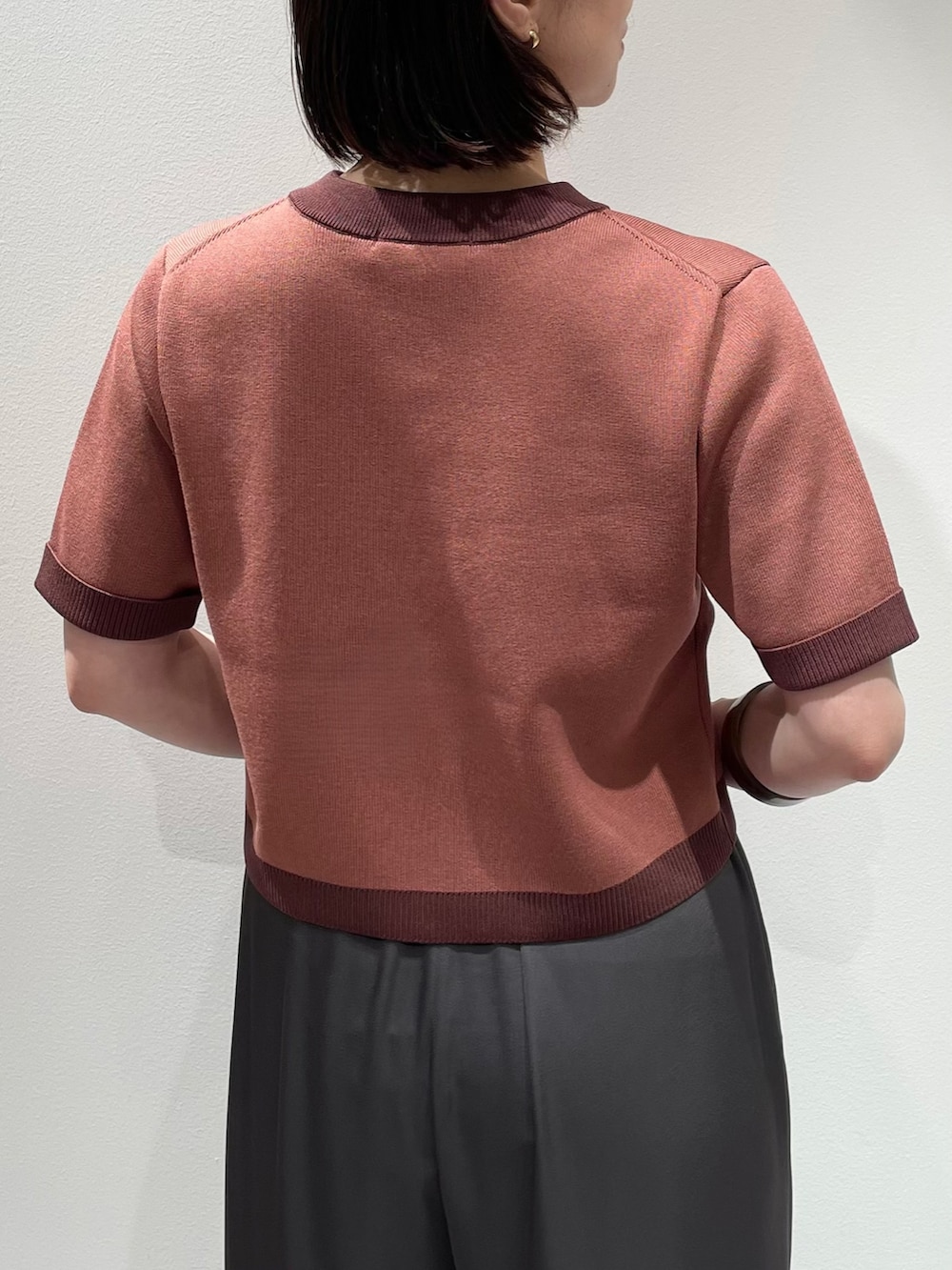 グレー系のその他パンツ、ピンク系のカーディガン/ボレロ、ブラウン系のネックレスを着用したレディースの夏コーディネートの6枚目の写真
