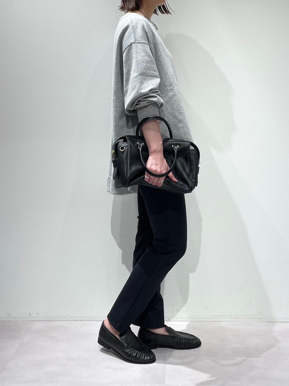 グレー系のその他パンツ、ブラック系のパンプス、グレー系のTシャツ/カットソーを着用したレディースの秋コーディネートの2枚目の写真