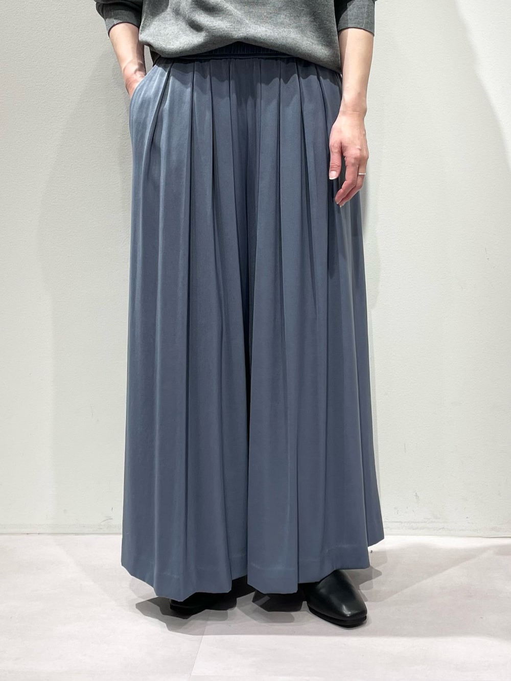 ブルー系のその他パンツ、グレー系のニット/セーター、シルバー系のネックレスを着用したレディースの冬コーディネートの6枚目の写真