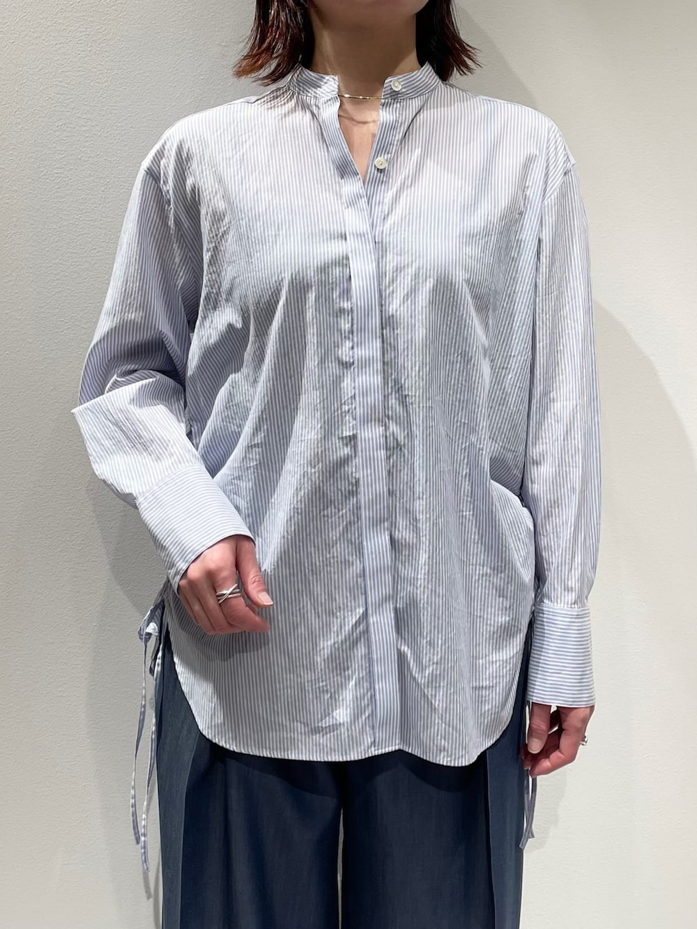 ブルー系のその他パンツ、ブラック系のベルト、ゴールド系のネックレスを着用したレディースの冬コーディネートの4枚目の写真