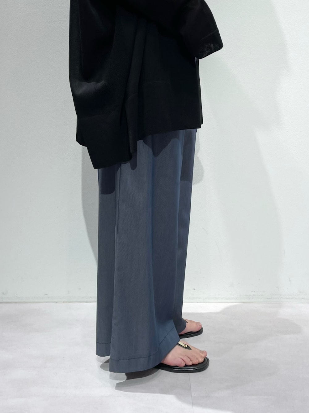 ブルー系のその他パンツ、ホワイト系のタンクトップ、ブラック系のシャツ/ブラウスを着用したレディースの春コーディネートの8枚目の写真