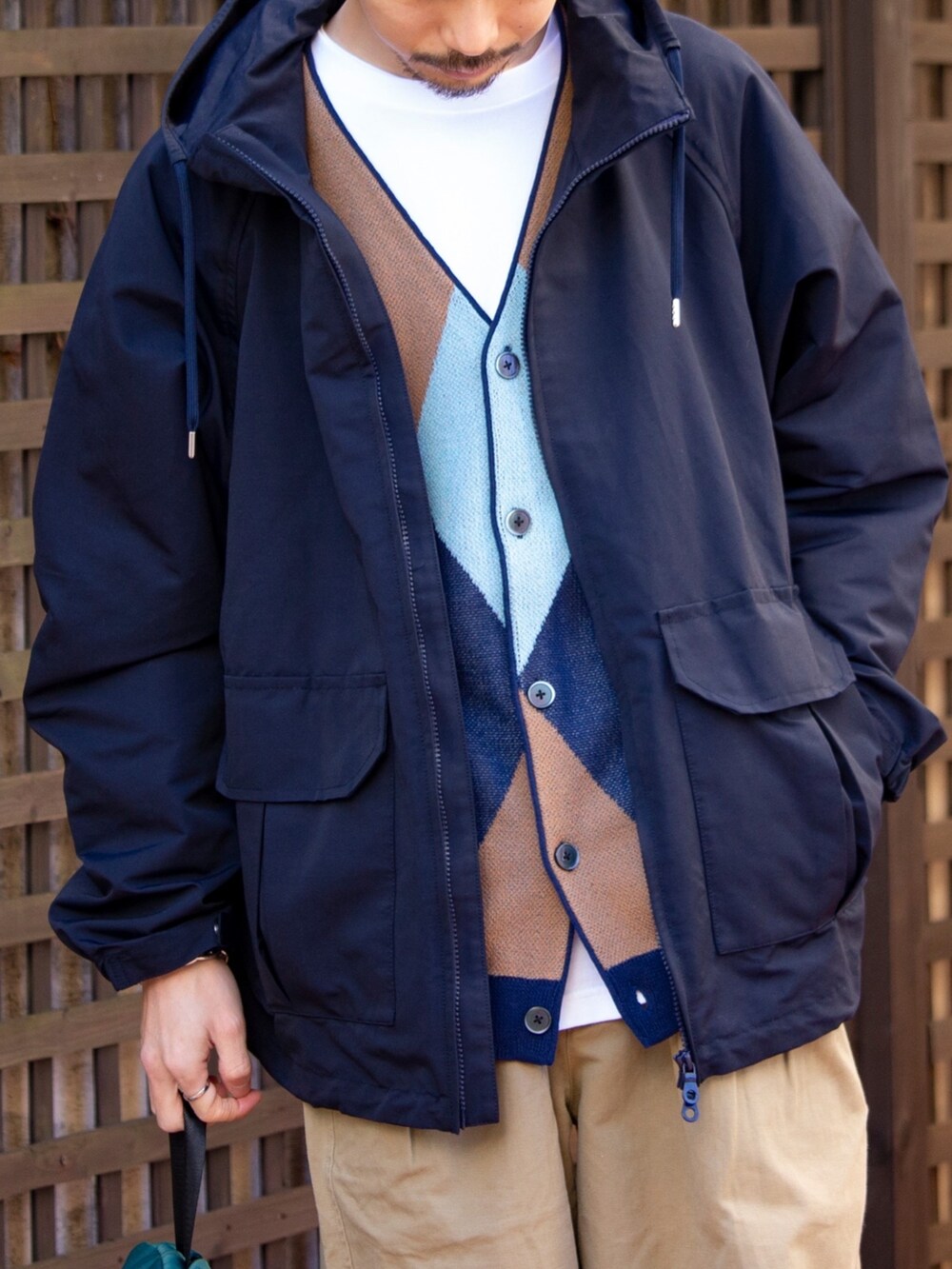 「フレディアンドグロスター、FREDY&GLOSTER、gloster、ワイドパンツ、ビッグシルエット、ブーツ、レイヤードスタイル、シンプルコーデ、パーカー、カーディガン、リュック、春コーデ、チノパン、マウンテンパーカー、春アウター」｜「Clarks Originalsの《WEB限定》CLARKS/クラークス】Wallabee Boot ワラビーブーツ（ブーツ、ブラック系）」を使った、katsuさん（メンズ・170cm）の冬コーディネートの2枚目の写真