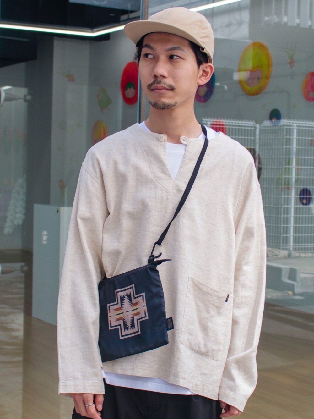 ホワイト系のシャツ/ブラウス、ブラック系のショルダーバッグ、ブラック系のサンダルを着用したメンズの春コーディネートの2枚目の写真