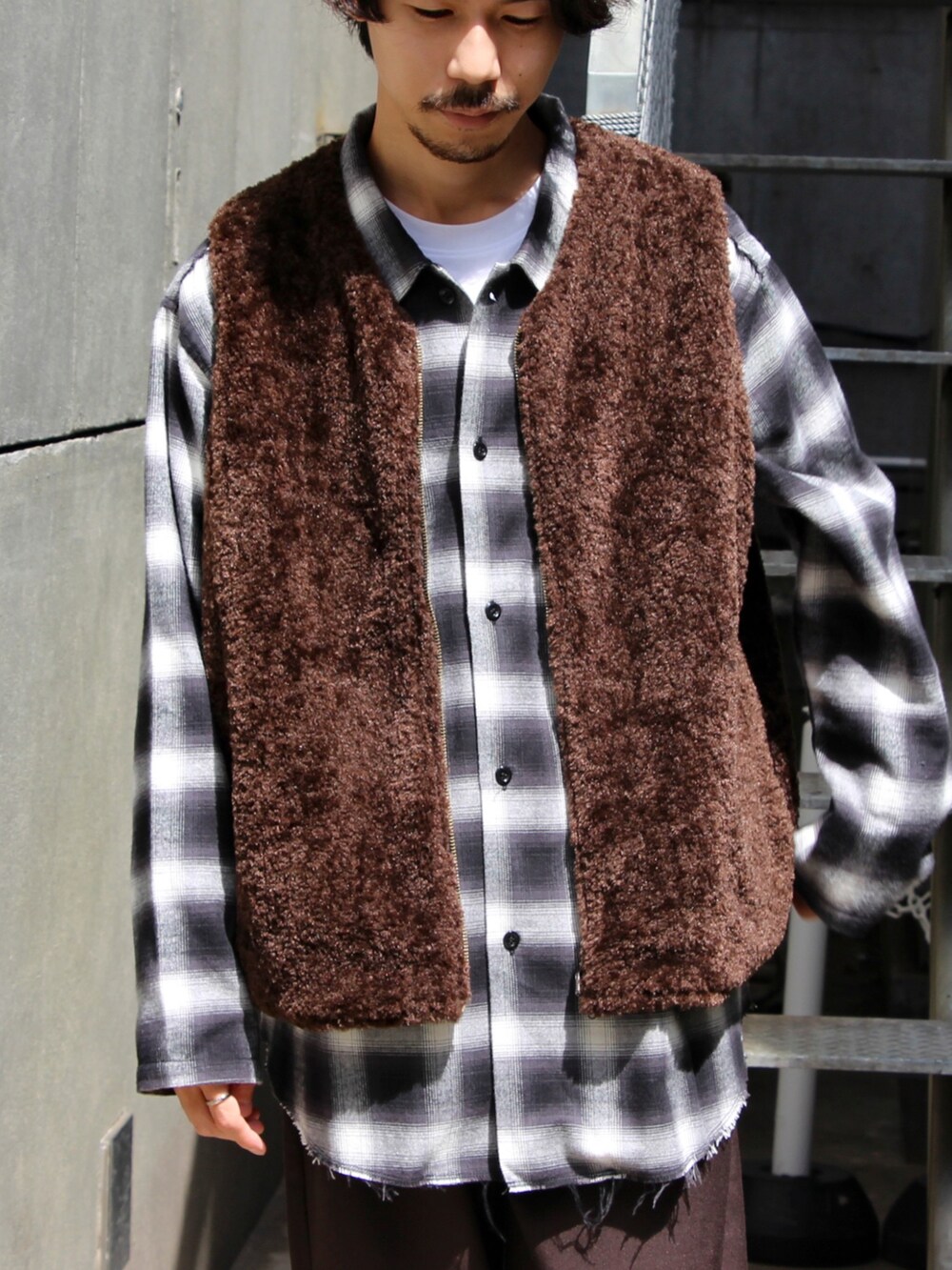 ブラウン系のベスト、ブラック系のシャツ/ブラウス、ブラウン系のその他パンツを着用したメンズの秋コーディネートの3枚目の写真