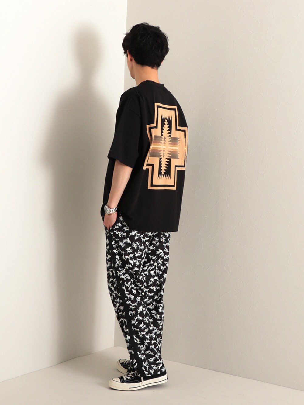 ブラック系のTシャツ/カットソー、ブラック系のその他パンツ、ブラック系のスニーカーを着用したメンズの冬コーディネートの2枚目の写真