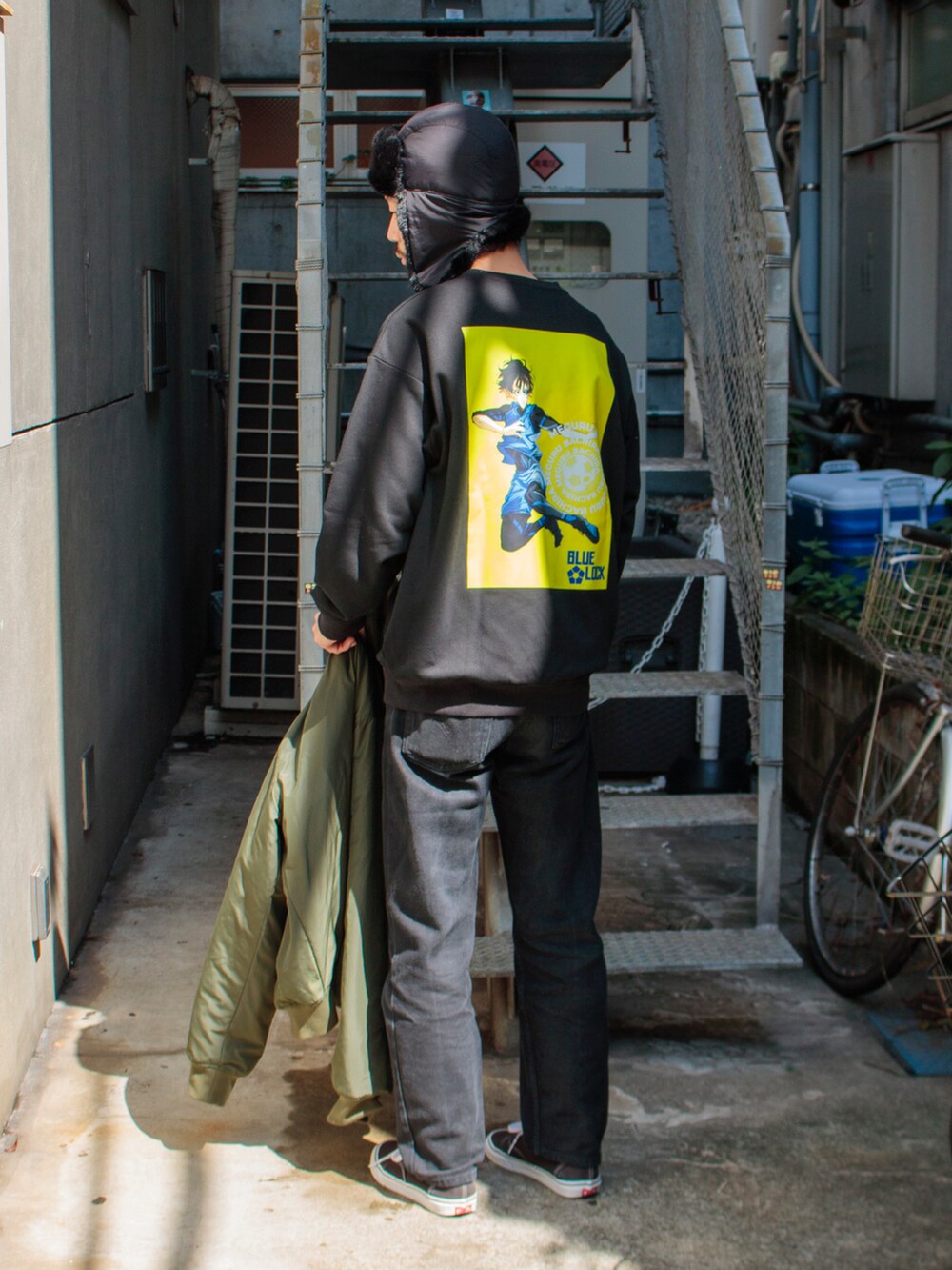 ブラック系のスウェット、グリーン系のブルゾン、ブラック系のスニーカーを着用したメンズの秋コーディネートの3枚目の写真