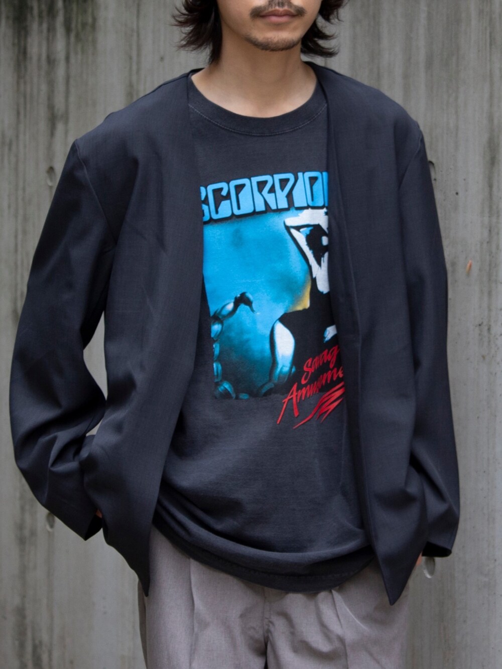 グレー系のノーカラージャケット、ブラック系のTシャツ/カットソー、ベージュ系のその他パンツを着用したメンズの春コーディネートの2枚目の写真