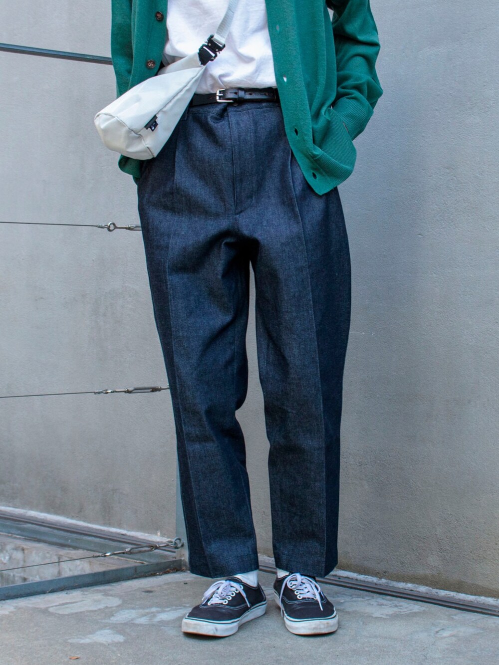 グリーン系のカーディガン/ボレロ、ブルー系のその他パンツ、ブラック系のスニーカーを着用したメンズの冬コーディネートの4枚目の写真