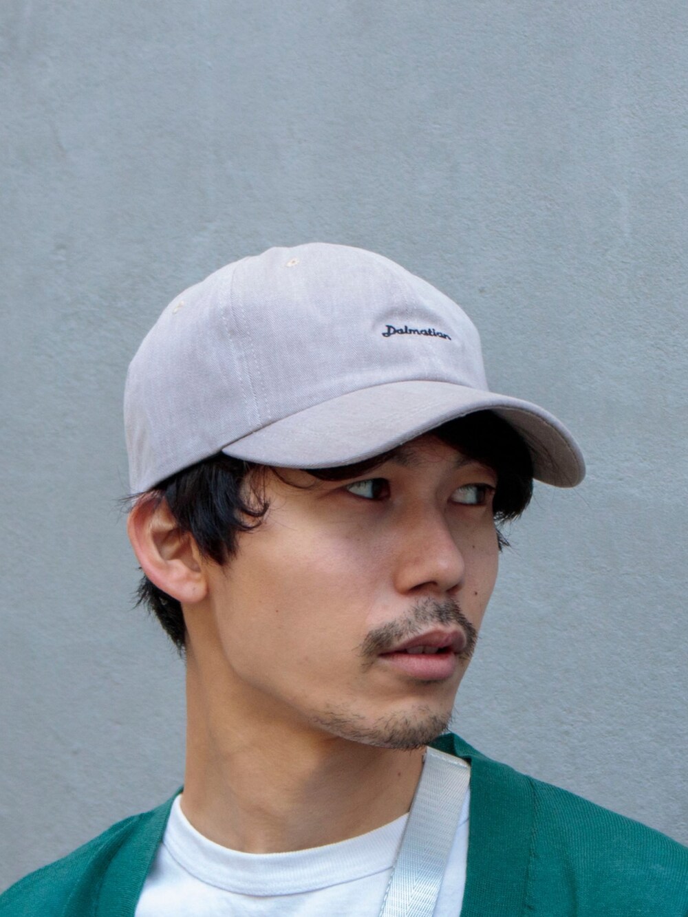 グリーン系のカーディガン/ボレロ、ブルー系のその他パンツ、ブラック系のスニーカーを着用したメンズの冬コーディネートの5枚目の写真