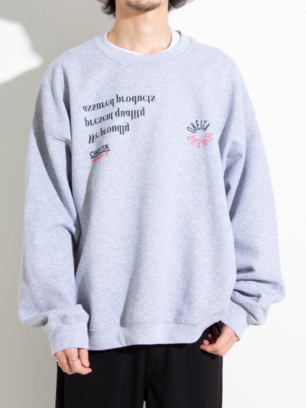 グレー系のスウェット、ブラック系のその他パンツ、ブラック系のスニーカーを着用したメンズの冬コーディネートの2枚目の写真