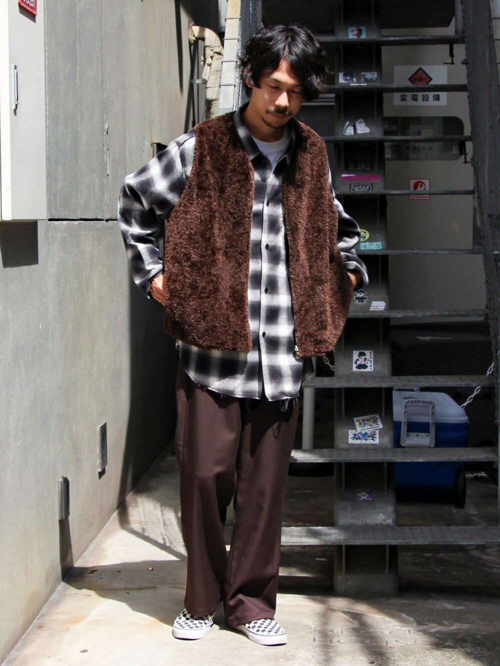 ブラウン系のベスト、ブラック系のシャツ/ブラウス、ブラウン系のその他パンツを着用したメンズの秋コーディネートの2枚目の写真