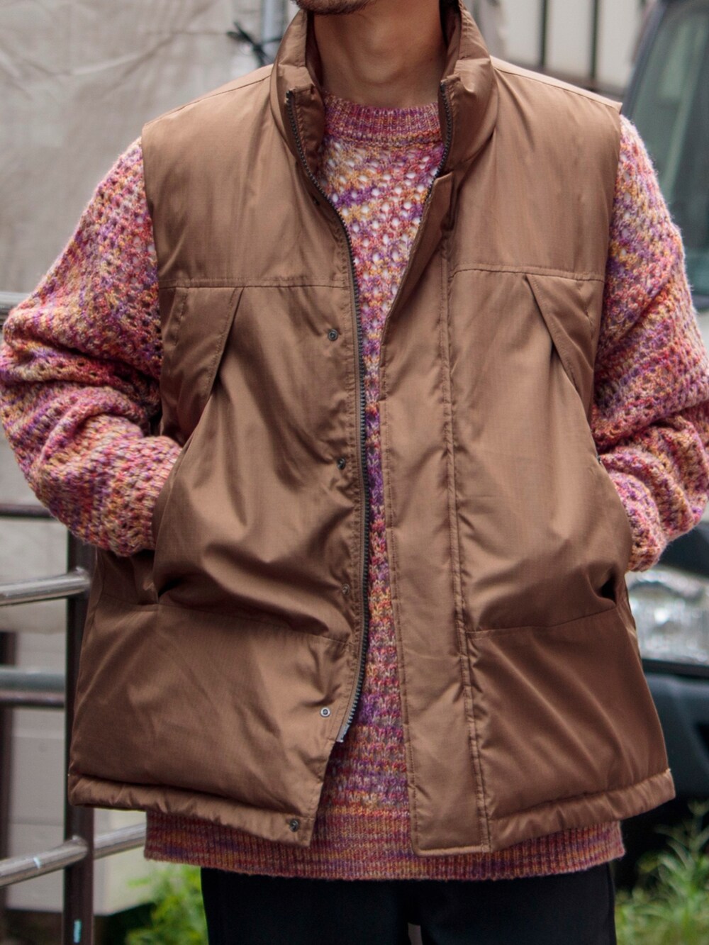 「フレディアンドグロスター、FREDY&GLOSTER、gloster、ダウンベスト、秋服準備はじめました、秋コーデ、ブラウン、フレアパンツ、休日スタイル、古着MIX、スニーカー、ダウン、冬コーデ」｜「GLOSTERの【GLOSTER/グロスター】スペースダイ メッシュ編みプルオーバーニット グラデーション 透かし編み（ニット/セーター、ピンク系）」を使った、katsuさん（メンズ・170cm）の秋コーディネートの2枚目の写真