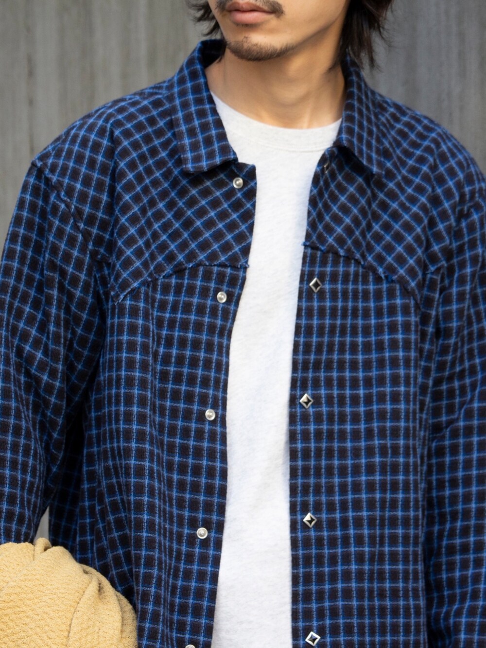 イエロー系のカーディガン/ボレロ、ブルー系のその他パンツ、グレー系のスウェットを着用したメンズの冬コーディネートの4枚目の写真