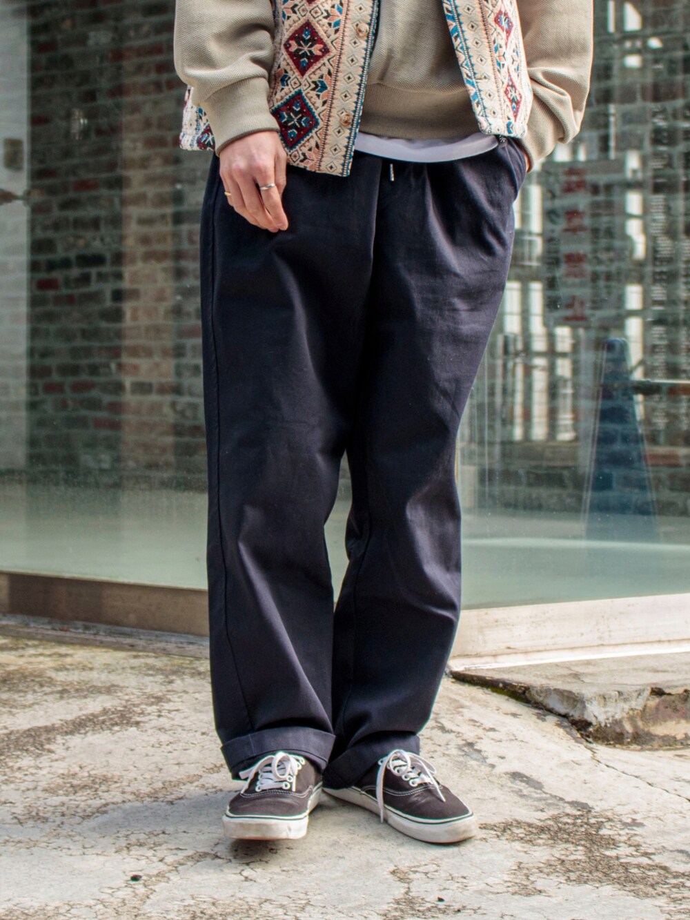 ホワイト系のベスト、ベージュ系のニット/セーター、ブルー系のその他パンツを着用したメンズの冬コーディネートの3枚目の写真