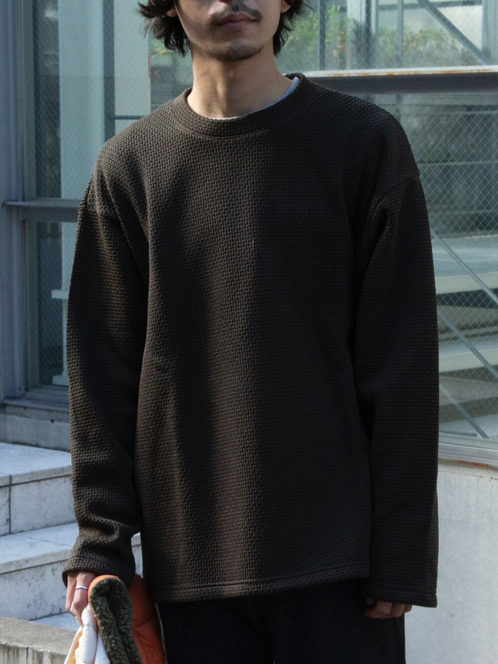 ホワイト系のダウンジャケット/コート、グリーン系のTシャツ/カットソー、ブラック系のデニムパンツを着用したメンズの秋コーディネートの4枚目の写真