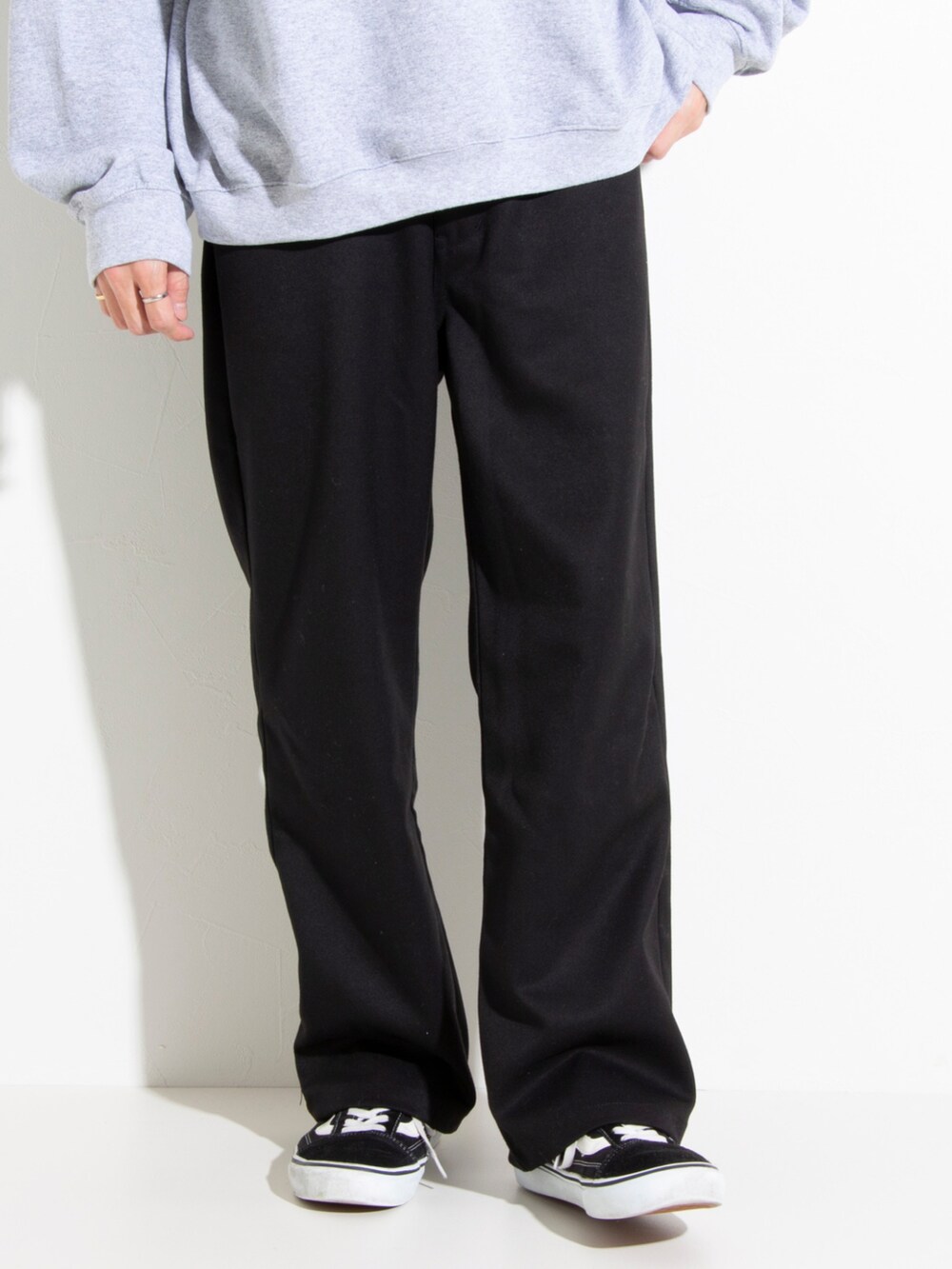 グレー系のスウェット、ブラック系のその他パンツ、ブラック系のスニーカーを着用したメンズの冬コーディネートの3枚目の写真