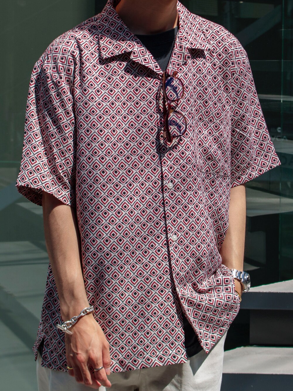 ホワイト系のシャツ/ブラウス、ブラック系のTシャツ/カットソー、ブラック系のサンダルを着用したメンズの夏コーディネートの2枚目の写真