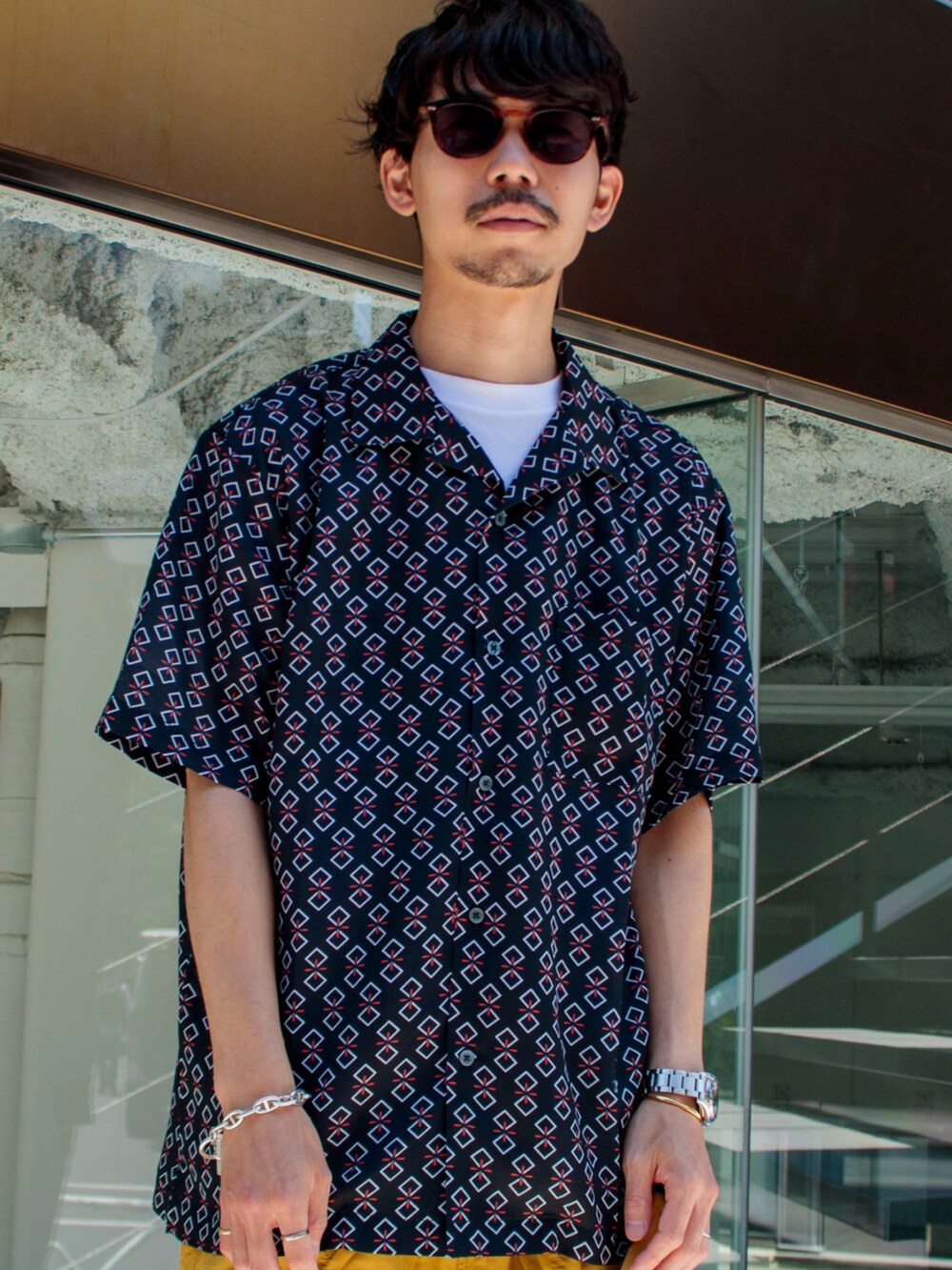 ブラック系のシャツ/ブラウス、イエロー系のその他パンツ、ブラック系のサンダルを着用したメンズの夏コーディネートの2枚目の写真