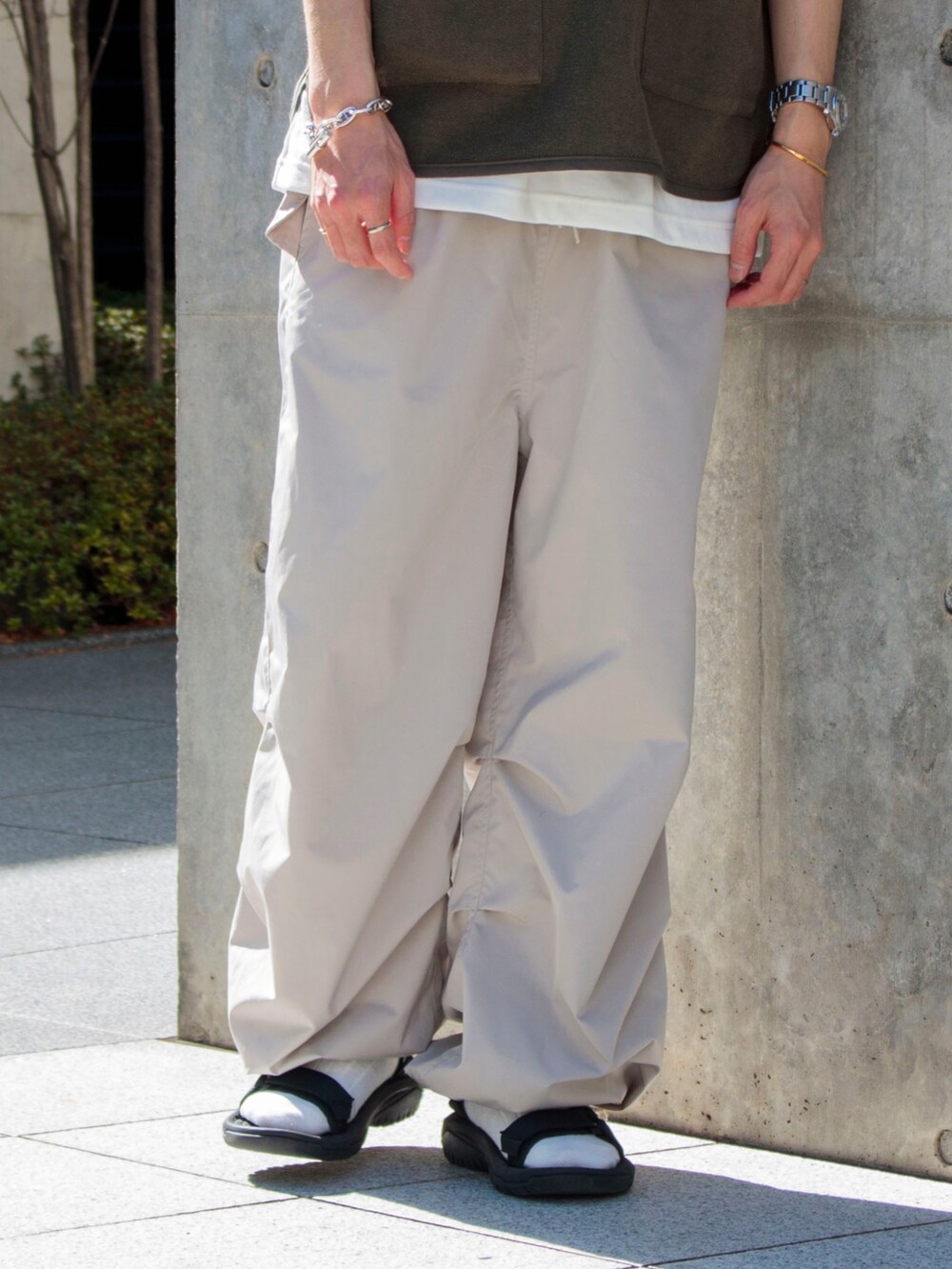 グリーン系のベスト、ホワイト系のTシャツ/カットソー、ベージュ系のその他パンツを着用したメンズの春コーディネートの3枚目の写真