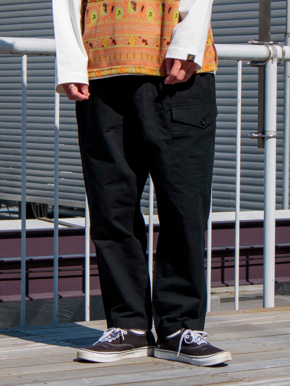 ベージュ系のTシャツ/カットソー、ホワイト系のTシャツ/カットソー、ブラック系のカーゴパンツを着用したメンズの春コーディネートの3枚目の写真