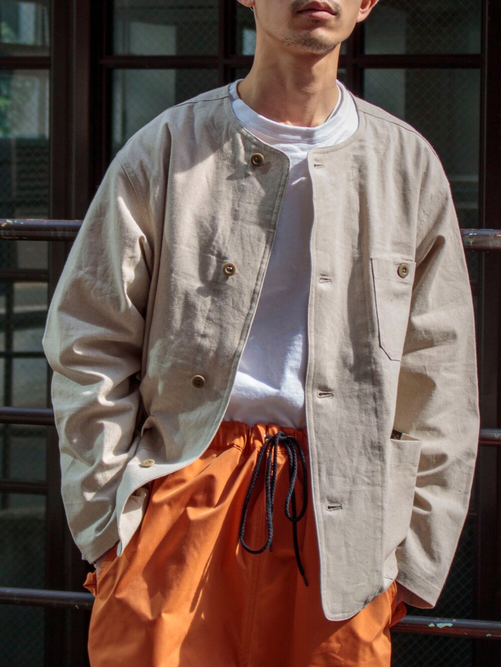 「フレディアンドグロスター、春服みてみて、FREDY&GLOSTER、gloster、ベレー帽、春コーデ、春アウター、タックイン、レイヤードスタイル、サンダル、ビルケンシュトック、おしゃれさんと繋がりたい、お洒落さんとつながりたい」｜「GLOSTERの【GLOSTER/グロスター】綿麻キャンバスノーカラージャケット（ブルゾン、ホワイト系）」を使った、katsuさん（メンズ・170cm）の春コーディネートの2枚目の写真