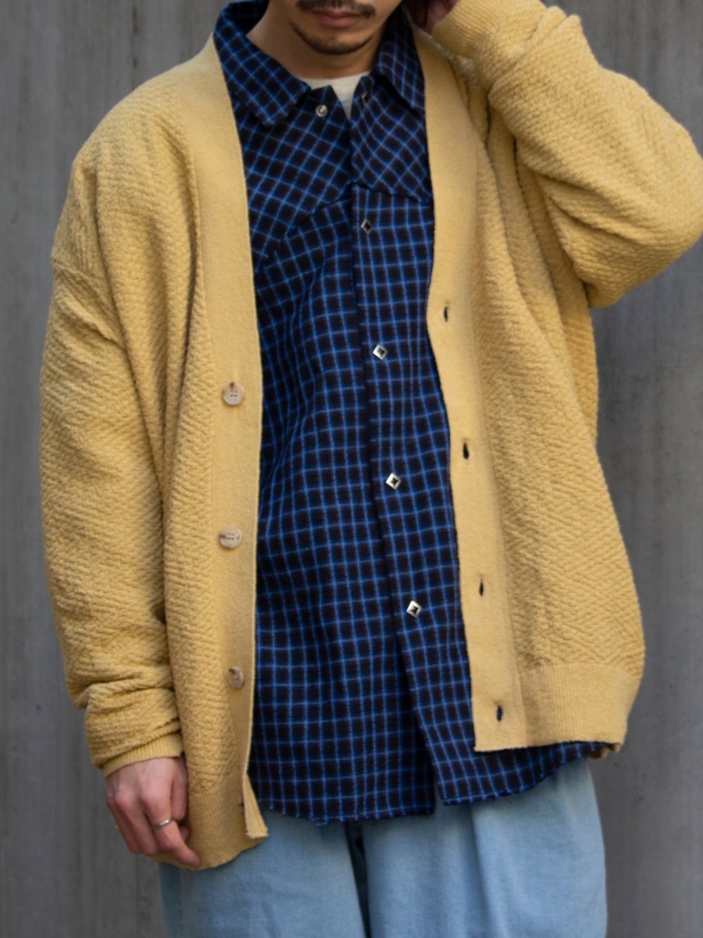 イエロー系のカーディガン/ボレロ、ブルー系のその他パンツ、グレー系のスウェットを着用したメンズの冬コーディネートの2枚目の写真