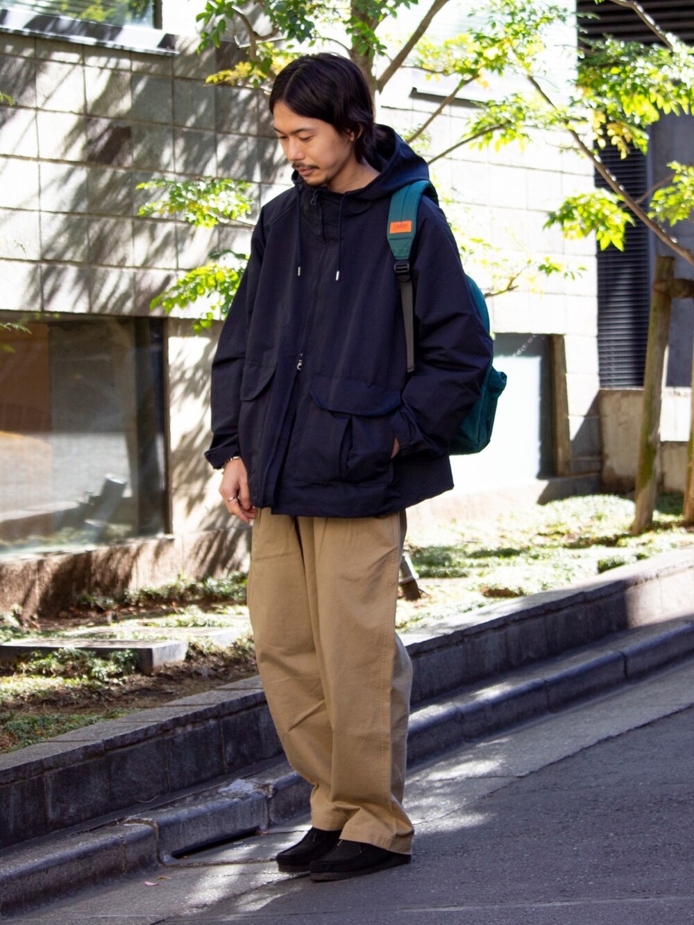 「フレディアンドグロスター、FREDY&GLOSTER、gloster、ワイドパンツ、ビッグシルエット、ブーツ、レイヤードスタイル、シンプルコーデ、パーカー、カーディガン、リュック、春コーデ、チノパン、マウンテンパーカー、春アウター」｜「Clarks Originalsの《WEB限定》CLARKS/クラークス】Wallabee Boot ワラビーブーツ（ブーツ、ブラック系）」を使った、katsuさん（メンズ・170cm）の冬コーディネートの4枚目の写真