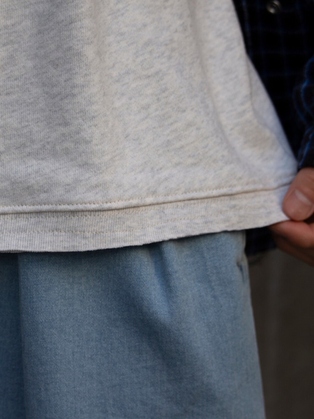 イエロー系のカーディガン/ボレロ、ブルー系のその他パンツ、グレー系のスウェットを着用したメンズの冬コーディネートの5枚目の写真