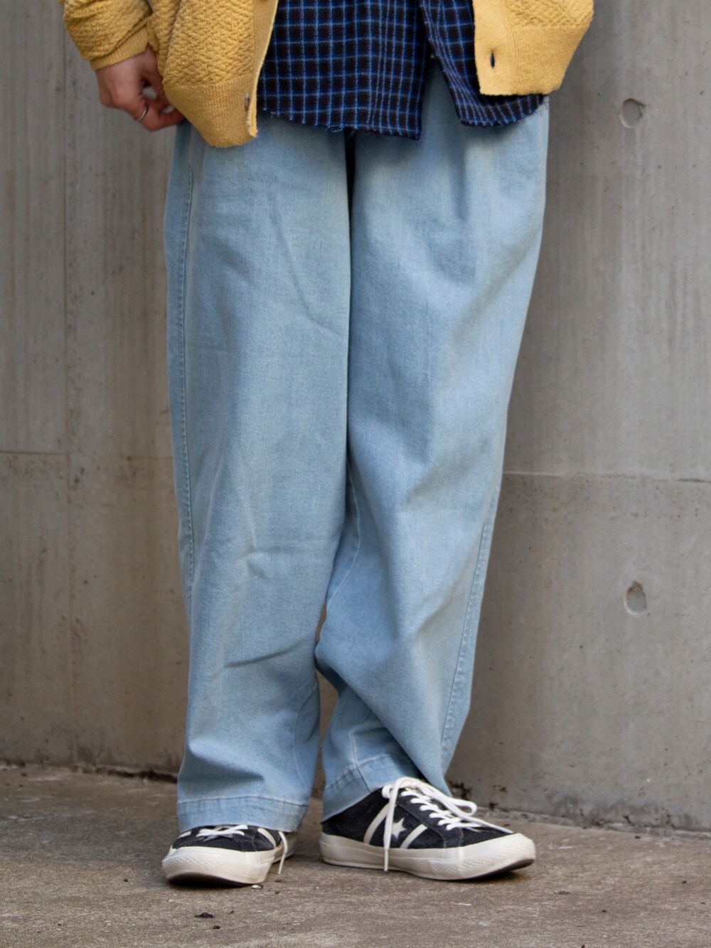 イエロー系のカーディガン/ボレロ、ブルー系のその他パンツ、グレー系のスウェットを着用したメンズの冬コーディネートの3枚目の写真