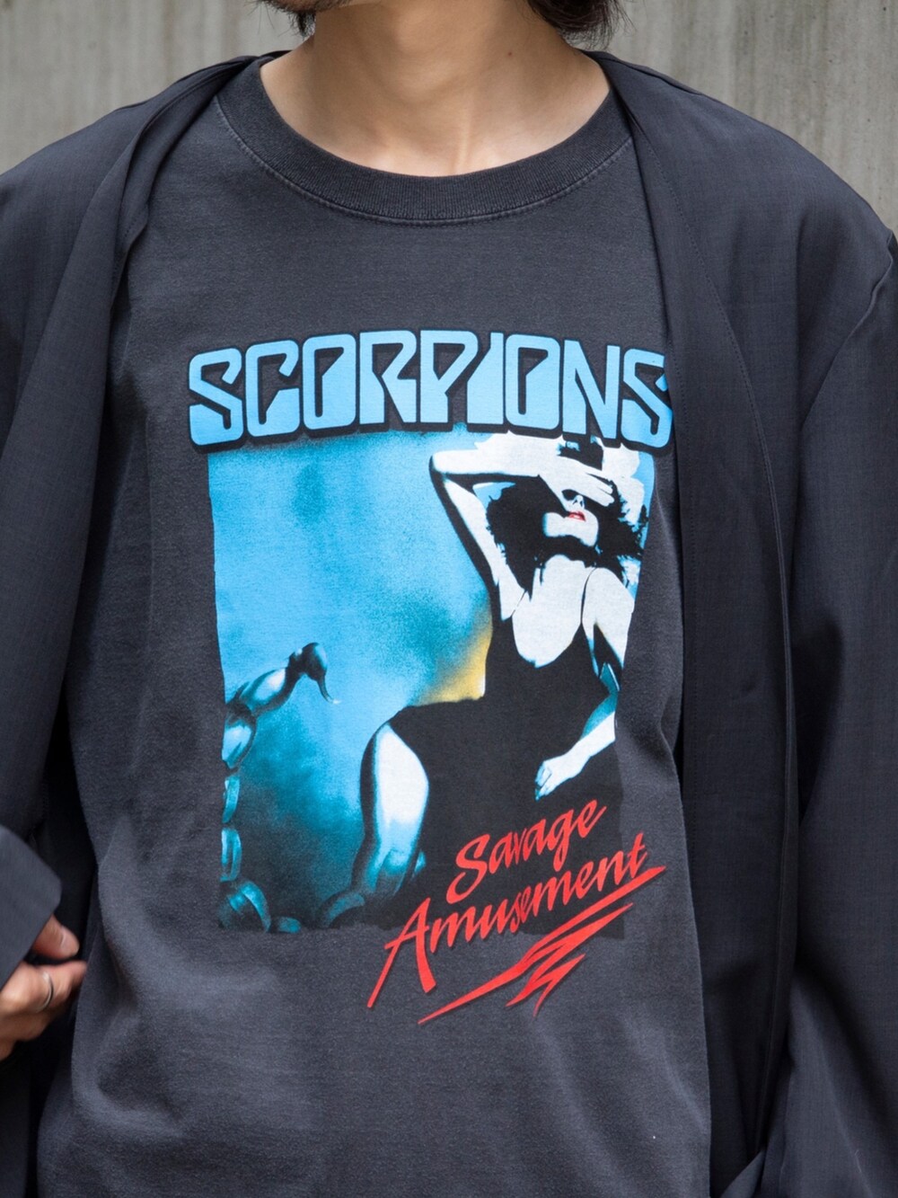 グレー系のノーカラージャケット、ブラック系のTシャツ/カットソー、ベージュ系のその他パンツを着用したメンズの春コーディネートの3枚目の写真