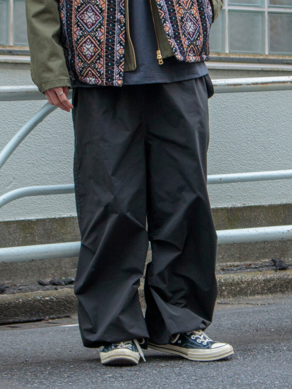 ブラック系のベスト、グリーン系のブルゾン、グレー系のTシャツ/カットソーを着用したメンズの春コーディネートの3枚目の写真