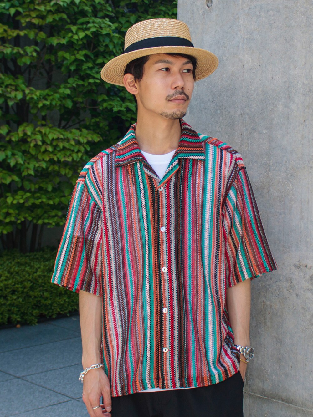 「ごきげんウィーク、FREDY&GLOSTER、フレディアンドグロスター、gloster、シャツスタイル、カジュアルコーデ、サンダル、春夏コーデ、休日スタイル、麦わら帽子、カーゴパンツ、シャツコーデ、おしゃれさんと繋がりたい、お洒落さんとつながりたい、いいね、save、フォローお願いします🤑」｜「PRO CLUB の【PRO CLUB/プロクラブ】6.5オンス ヘビーウエイト ビッグシルエットクルーネックTシャツ（Tシャツ/カットソー、ホワイト系）」を使った、katsuさん（メンズ・170cm）の春コーディネートの2枚目の写真