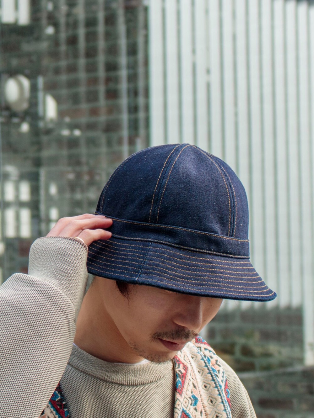 ホワイト系のベスト、ベージュ系のニット/セーター、ブルー系のその他パンツを着用したメンズの冬コーディネートの4枚目の写真