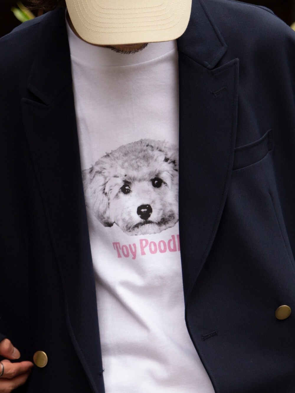 ホワイト系のデニムパンツ、ブラック系のサンダル、ブルー系のテーラードジャケットを着用したメンズの春コーディネートの3枚目の写真