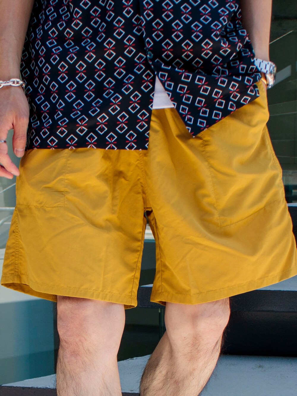 ブラック系のシャツ/ブラウス、イエロー系のその他パンツ、ブラック系のサンダルを着用したメンズの夏コーディネートの3枚目の写真