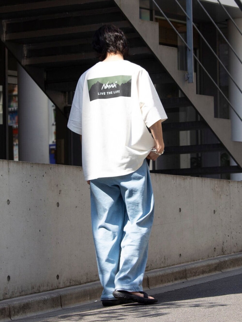 ホワイト系のTシャツ/カットソー、ブルー系のその他パンツを着用したメンズの春コーディネートの2枚目の写真