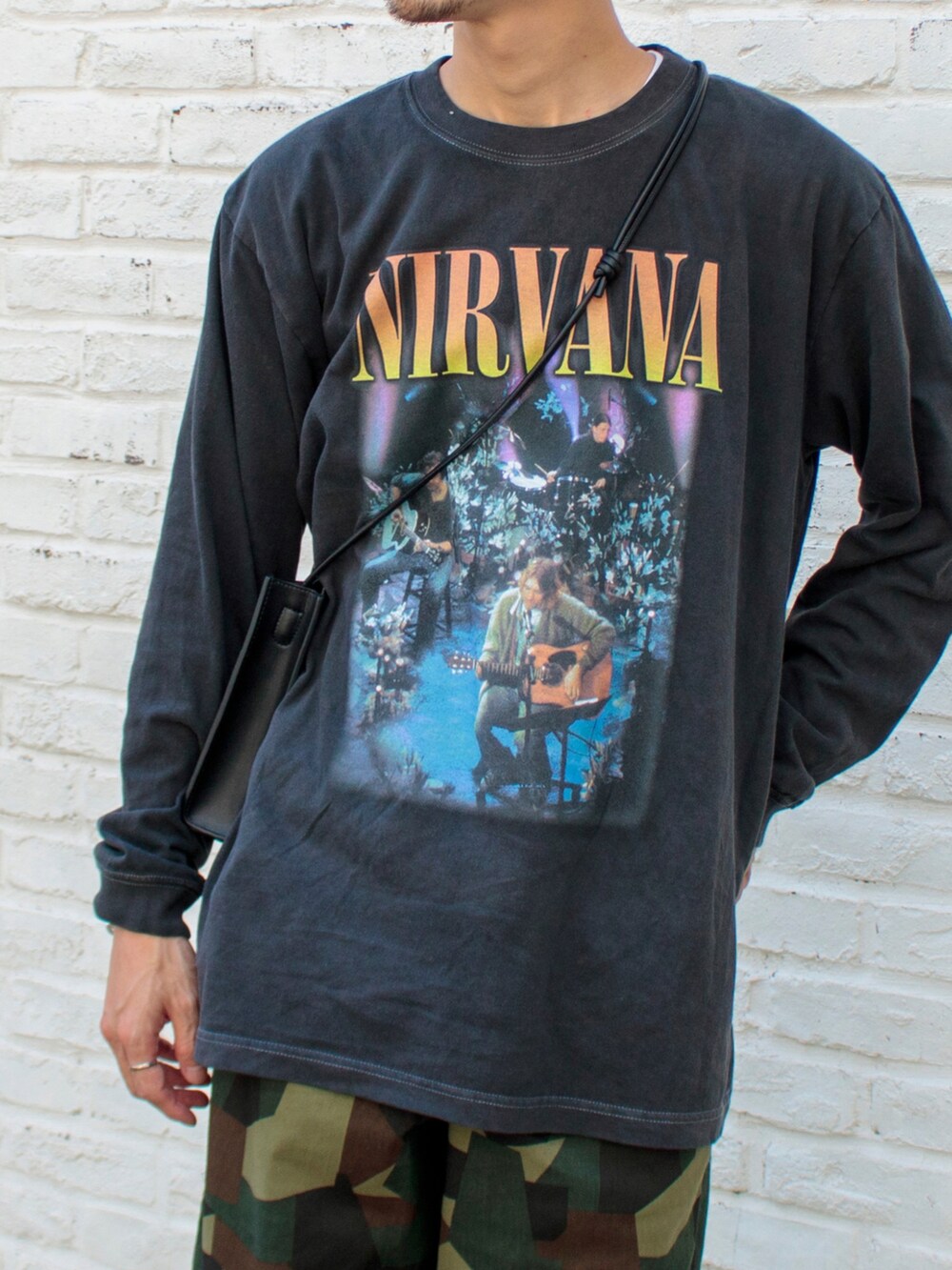 ブラック系のTシャツ/カットソー、グリーン系のその他パンツ、ブラック系のショルダーバッグを着用したメンズの夏コーディネートの2枚目の写真