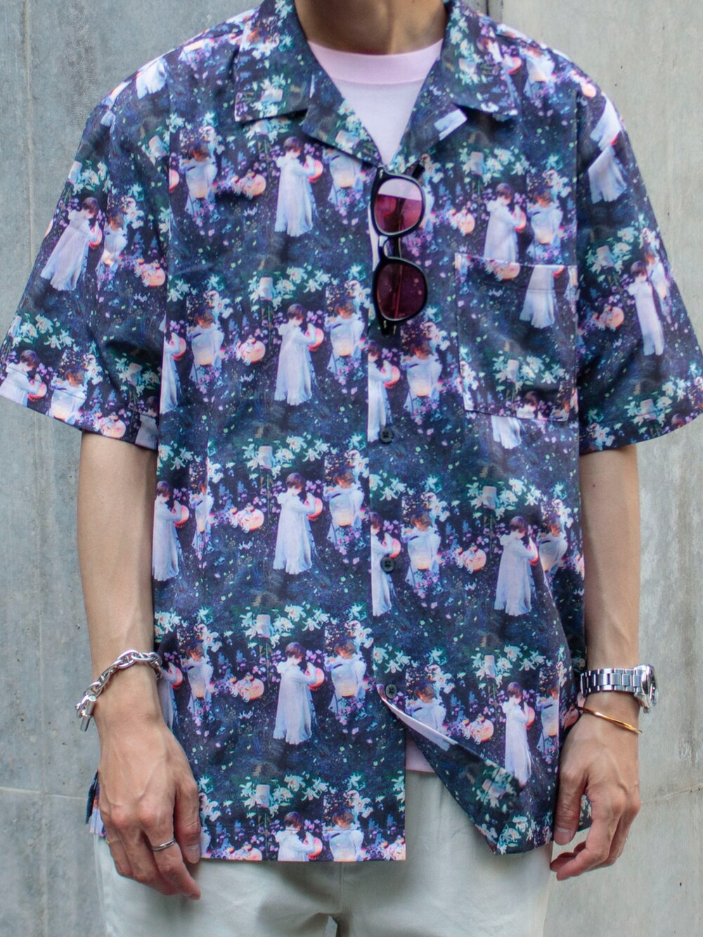 ブルー系のシャツ/ブラウス、ピンク系のTシャツ/カットソー、ブラック系のサンダルを着用したメンズの夏コーディネートの2枚目の写真