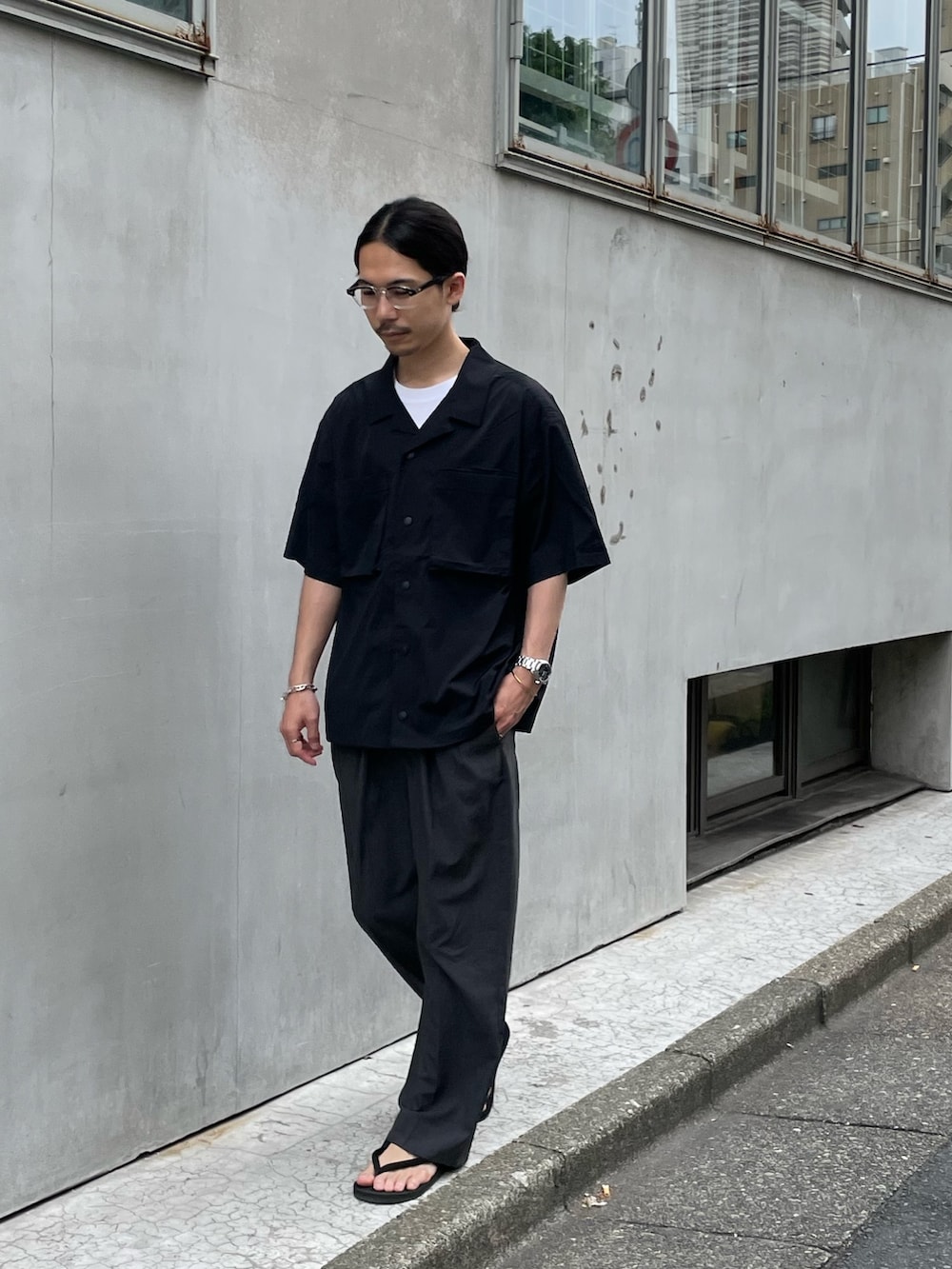 「モノトーン、お出かけコーデ、レイヤードスタイル、デートコーデ、きれいめカジュアル、メガネ男子、春夏コーデ、夏コーデ、シャツスタイル、スラックス、休日スタイル、シンプルコーデ、FREDY&GLOSTER、シャツコーデ」｜「WILD THINGSの【限定展開】【WILD THINGS/ワイルドシングス】CAMP SHIRTS オープンカラーシャツ（シャツ/ブラウス、ブラック系）」を使った、katsuさん（メンズ・170cm）の春コーディネートの2枚目の写真