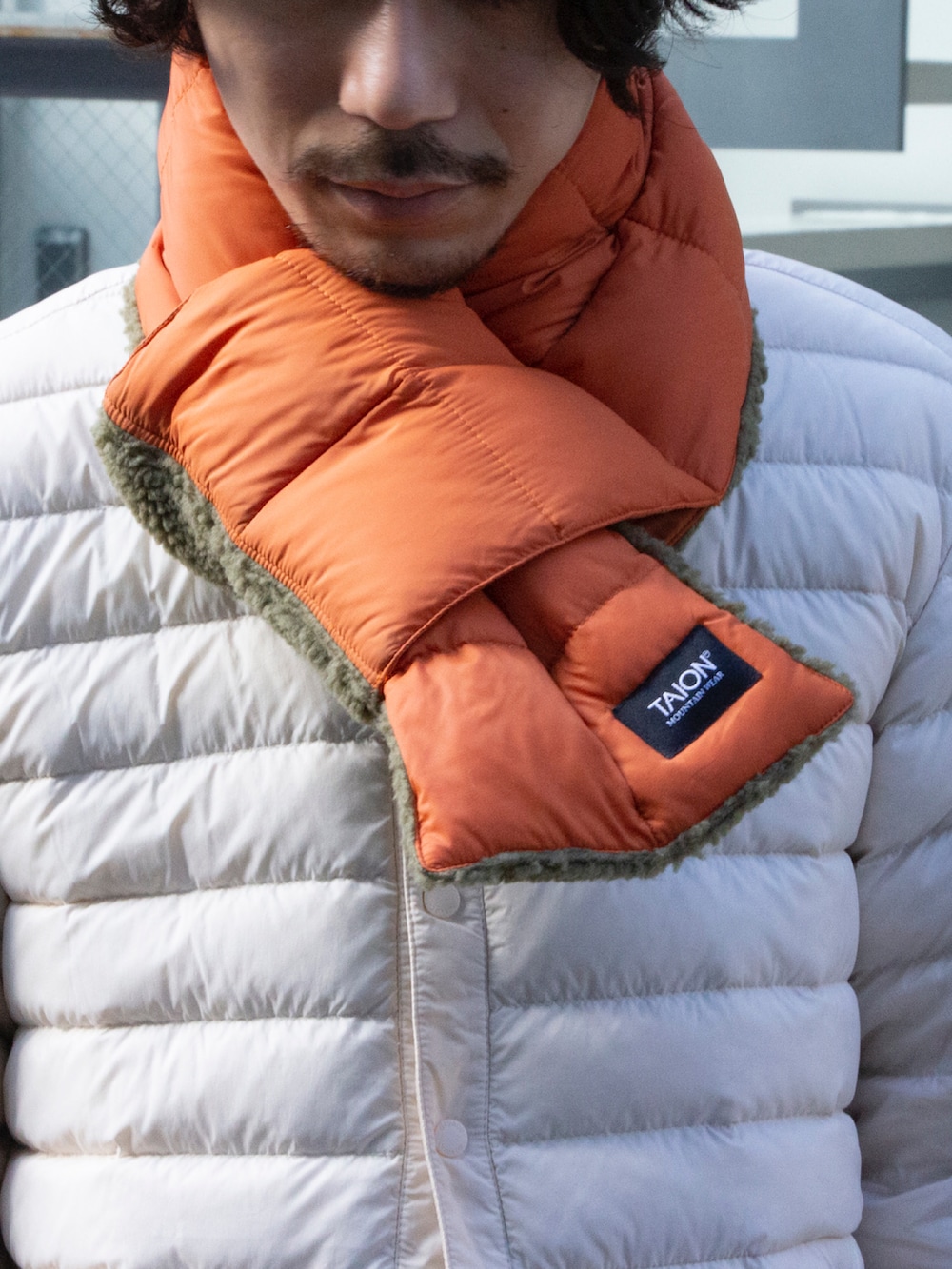 ホワイト系のダウンジャケット/コート、グリーン系のTシャツ/カットソー、ブラック系のデニムパンツを着用したメンズの秋コーディネートの3枚目の写真