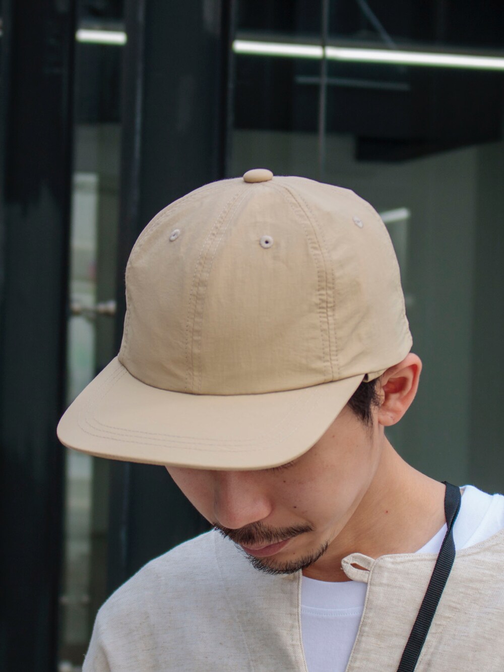 ホワイト系のシャツ/ブラウス、ブラック系のショルダーバッグ、ブラック系のサンダルを着用したメンズの春コーディネートの3枚目の写真