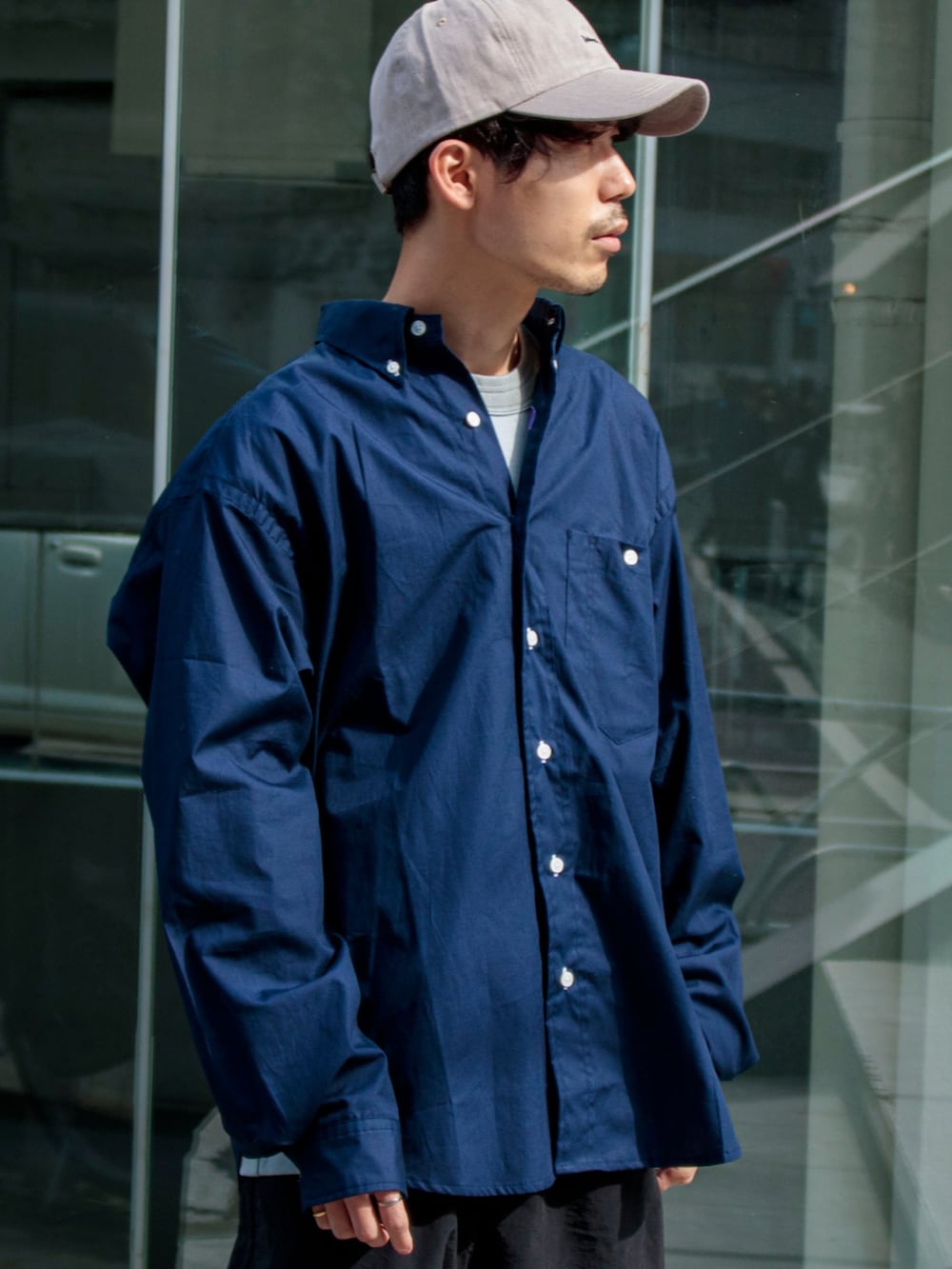 「フレディアンドグロスター、FREDY&GLOSTER、gloster、キャップ、春服みてみて、シャツスタイル、春コーデ、レイヤードスタイル、きれいめカジュアル、コンバース、おしゃれさんと繋がりたい、お洒落さんとつながりたい」｜「GLOSTERの【GLOSTER/グロスター】WASHED ENBROIDERY CAP（キャップ、ベージュ系）」を使った、katsuさん（メンズ・170cm）の春コーディネートの2枚目の写真
