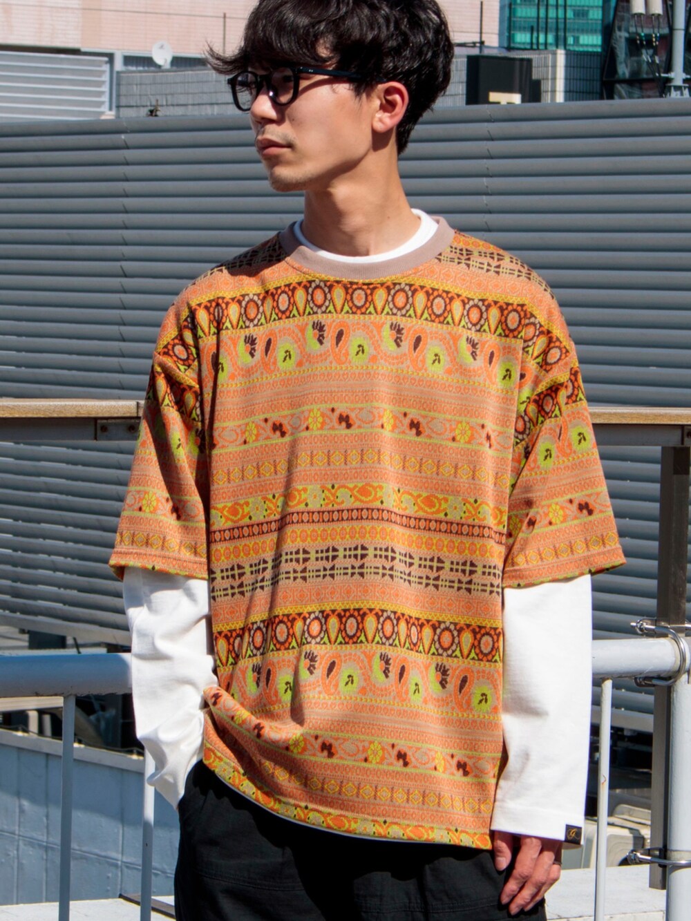 ベージュ系のTシャツ/カットソー、ホワイト系のTシャツ/カットソー、ブラック系のカーゴパンツを着用したメンズの春コーディネートの2枚目の写真