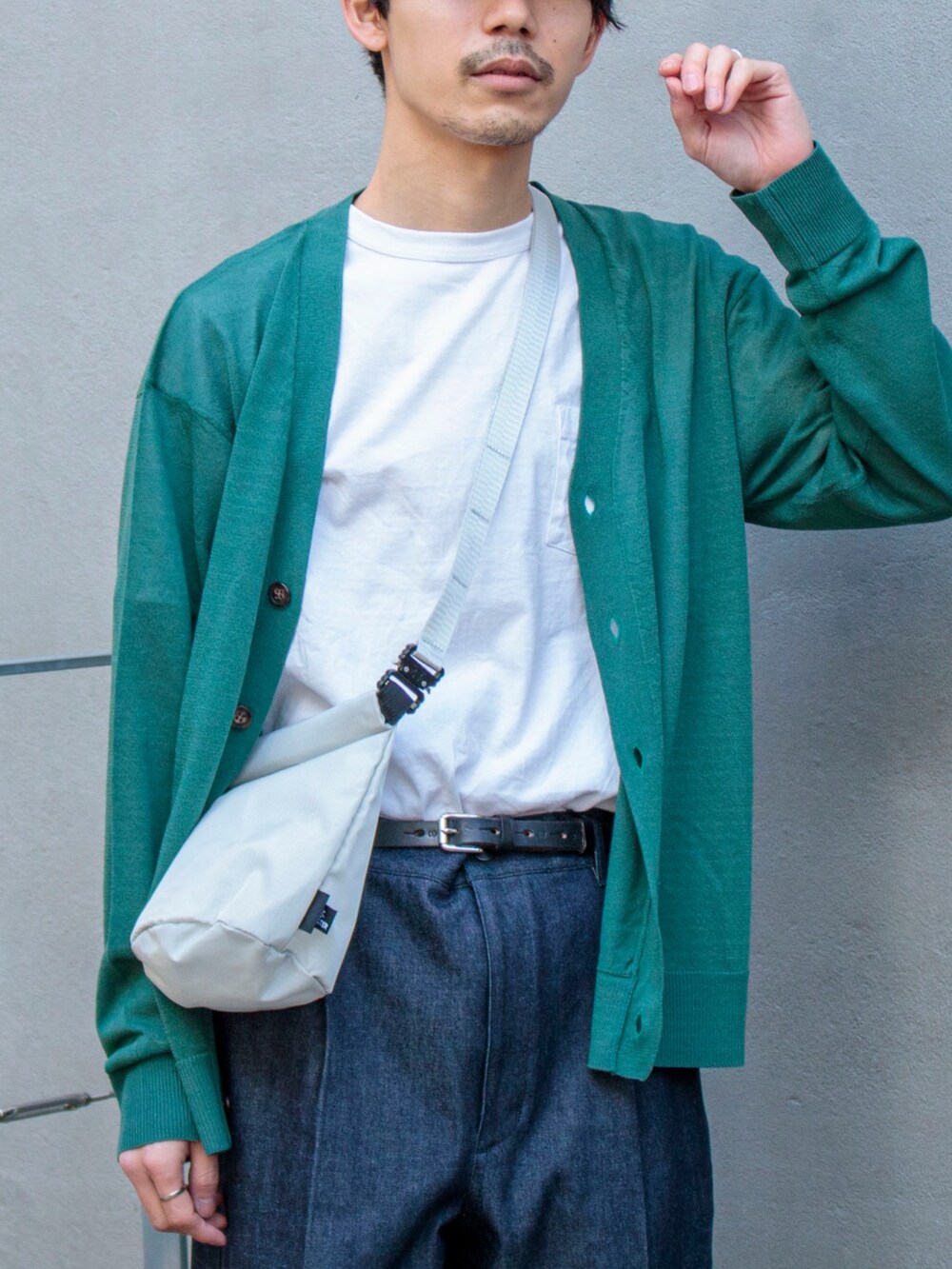 グリーン系のカーディガン/ボレロ、ブルー系のその他パンツ、ブラック系のスニーカーを着用したメンズの冬コーディネートの2枚目の写真