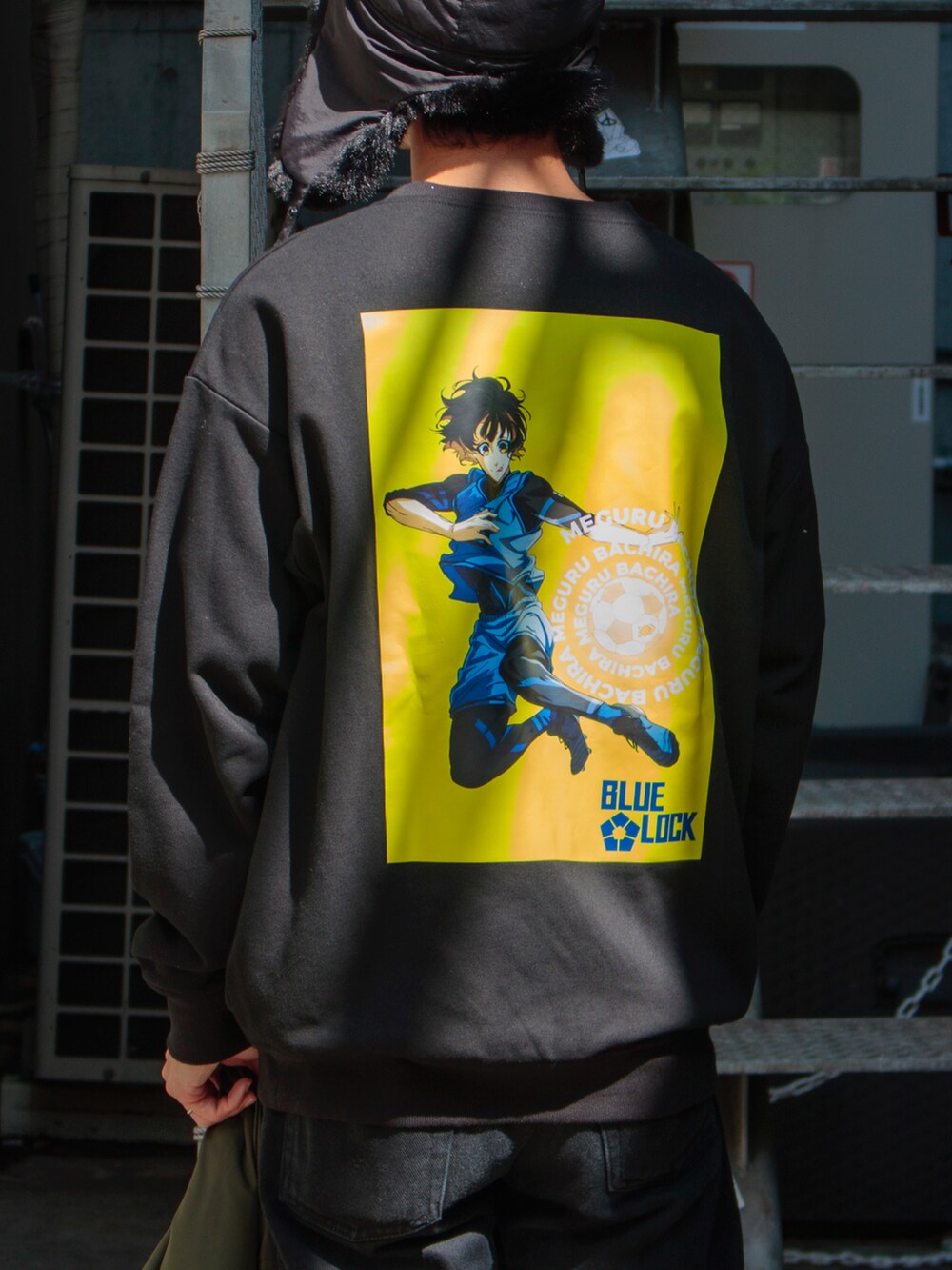 ブラック系のスウェット、グリーン系のブルゾン、ブラック系のスニーカーを着用したメンズの秋コーディネートの4枚目の写真