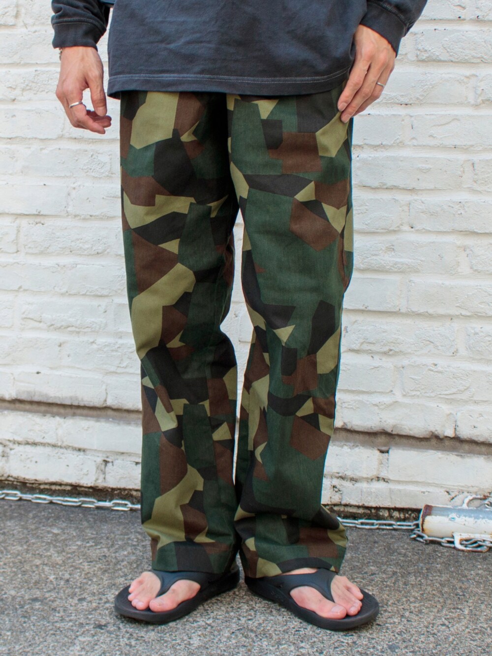 ブラック系のTシャツ/カットソー、グリーン系のその他パンツ、ブラック系のショルダーバッグを着用したメンズの夏コーディネートの3枚目の写真