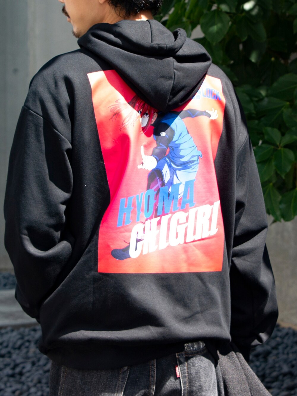 ブラック系のシャツ/ブラウス、ブラック系のパーカー、ブラック系のシューズを着用したメンズの秋コーディネートの2枚目の写真