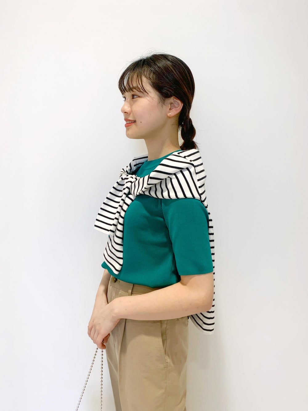 ホワイト系のTシャツ/カットソー、グリーン系のニット/セーター、ブラック系のショルダーバッグを着用したレディースの夏コーディネートの5枚目の写真
