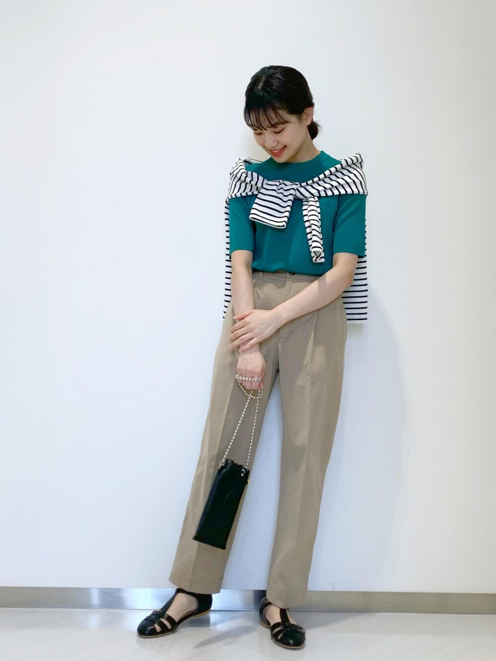 ホワイト系のTシャツ/カットソー、グリーン系のニット/セーター、ブラック系のショルダーバッグを着用したレディースの夏コーディネートの3枚目の写真